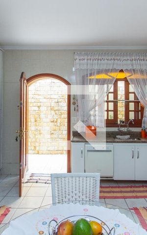 Casa à venda com 190m², 4 quartos e 6 vagas Casa à venda com 190m², 4 quartos e 6 vagasCozinha