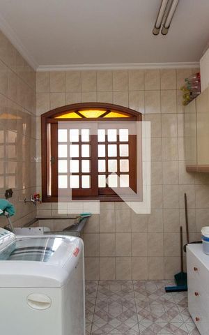 Casa à venda com 190m², 4 quartos e 6 vagas Casa à venda com 190m², 4 quartos e 6 vagasArea de Serviço