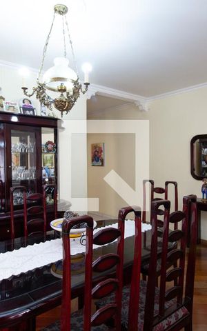 Casa à venda com 190m², 4 quartos e 6 vagas Casa à venda com 190m², 4 quartos e 6 vagasSala