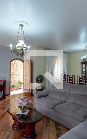 Casa à venda com 190m², 4 quartos e 6 vagas Casa à venda com 190m², 4 quartos e 6 vagasSala