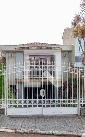 Casa à venda com 190m², 4 quartos e 6 vagas Casa à venda com 190m², 4 quartos e 6 vagasFachada