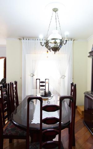 Casa à venda com 190m², 4 quartos e 6 vagas Casa à venda com 190m², 4 quartos e 6 vagasSala