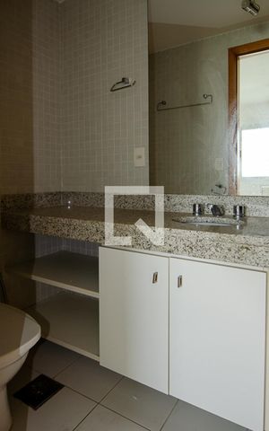 Apartamento à venda com 130m², 2 quartos e 2 vagas Apartamento à venda com 130m², 2 quartos e 2 vagasBanheiro da Suíte 1