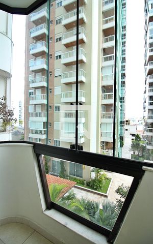Apartamento à venda com 240m², 4 quartos e 3 vagasSacada do Quarto 1 - Suíte