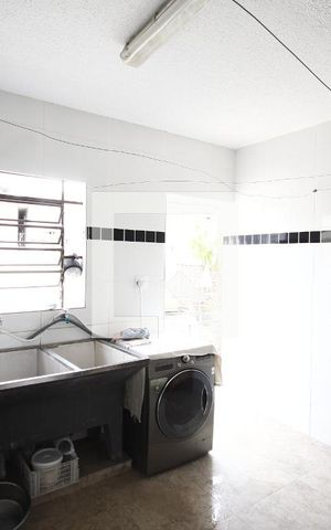Casa à venda com 250m², 3 quartos e 4 vagasÁrea de Serviço