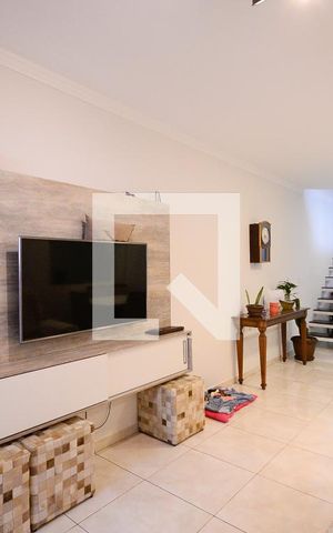 Casa à venda com 130m², 4 quartos e 2 vagas Casa à venda com 130m², 4 quartos e 2 vagasSala