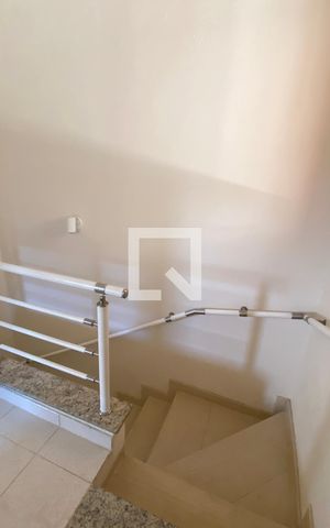 Casa de condomínio à venda com 1400m², 5 quartos e 6 vagasEscada