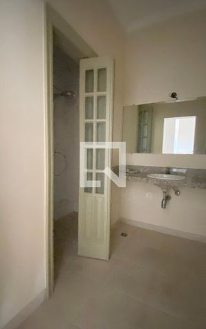 Casa de condomínio à venda com 1400m², 5 quartos e 6 vagasBanheiro