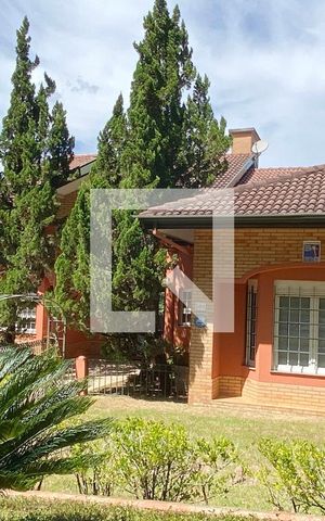 Casa de condomínio à venda com 1400m², 5 quartos e 6 vagasFachada