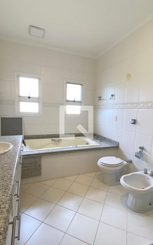 Casa de condomínio à venda com 1400m², 5 quartos e 6 vagasBanheiro da Suíte 1