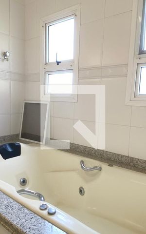 Casa de condomínio à venda com 1400m², 5 quartos e 6 vagasBanheiro da Suíte 1