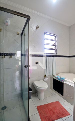 Casa à venda com 140m², 3 quartos e 3 vagasBanheiro da Suíte 2