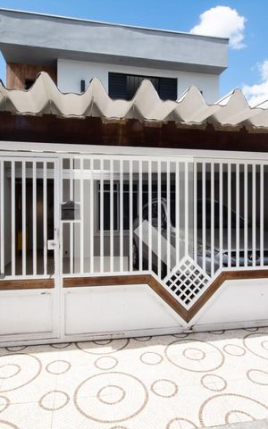 Casa à venda com 180m², 3 quartos e 2 vagas Casa à venda com 180m², 3 quartos e 2 vagasFachada
