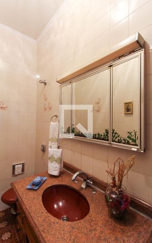 Casa à venda com 200m², 4 quartos e 2 vagas Casa à venda com 200m², 4 quartos e 2 vagasLavabo