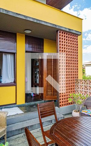 Casa à venda com 350m², 4 quartos e 3 vagas Casa à venda com 350m², 4 quartos e 3 vagasSuite 3 - Varanda