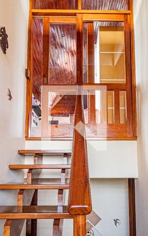 Casa à venda com 350m², 4 quartos e 3 vagas Casa à venda com 350m², 4 quartos e 3 vagasEscada