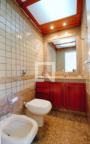 Apartamento à venda com 240m², 4 quartos e 4 vagasBanheiro da Suíte 1 