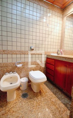 Apartamento à venda com 240m², 4 quartos e 4 vagasBanheiro da Suíte 1 