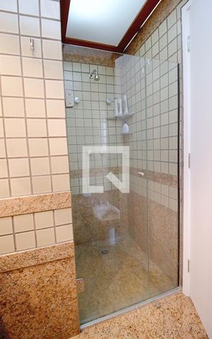 Apartamento à venda com 240m², 4 quartos e 4 vagasBanheiro da Suíte 1 