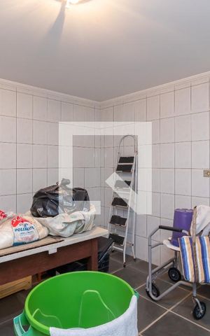 Casa à venda com 254m², 5 quartos e 3 vagas Casa à venda com 254m², 5 quartos e 3 vagasQuarto 3