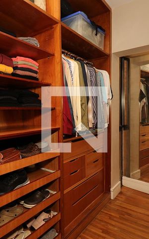 Apartamento para alugar com 242m², 4 quartos e 3 vagas Apartamento para alugar com 242m², 4 quartos e 3 vagasCloset Quarto 4 - Suíte