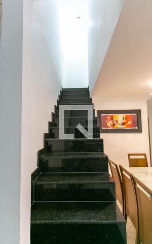 Casa à venda com 179m², 3 quartos e 2 vagas Casa à venda com 179m², 3 quartos e 2 vagasEscada