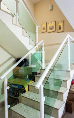 Casa de condomínio à venda com 160m², 2 quartos e 2 vagas Casa de condomínio à venda com 160m², 2 quartos e 2 vagasDetalhe Escada