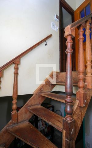 Casa à venda com 85m², 3 quartos e sem vaga Casa à venda com 85m², 3 quartos e sem vagaEscada