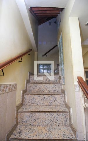 Casa à venda com 85m², 3 quartos e sem vaga Casa à venda com 85m², 3 quartos e sem vagaEscada