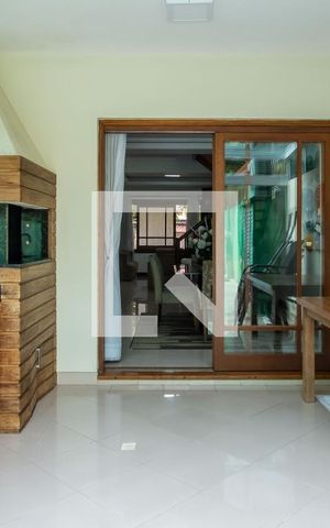 Casa à venda com 222m², 5 quartos e 4 vagas Casa à venda com 222m², 5 quartos e 4 vagasEspaço Gourmet