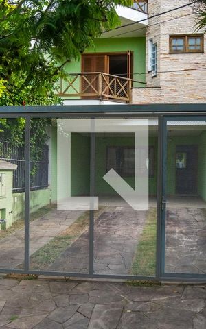 Casa à venda com 222m², 5 quartos e 4 vagas Casa à venda com 222m², 5 quartos e 4 vagasFachada