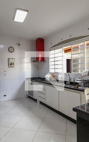 Casa à venda com 280m², 5 quartos e 4 vagas Casa à venda com 280m², 5 quartos e 4 vagasCozinha