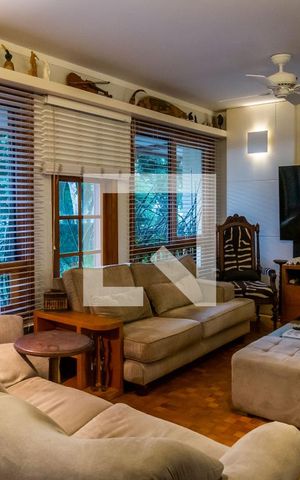 Casa de condomínio à venda com 240m², 3 quartos e 4 vagas Casa de condomínio à venda com 240m², 3 quartos e 4 vagasSala
