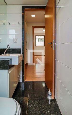 Apartamento para alugar com 100m², 2 quartos e 2 vagasBanheiro do Corredor