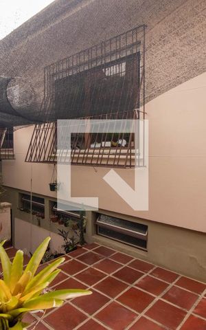 Casa à venda com 329m², 4 quartos e 3 vagas Casa à venda com 329m², 4 quartos e 3 vagasPátio Fundos
