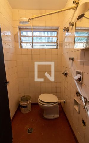 Casa para alugar com 350m², 4 quartos e 3 vagasBanheiro social 