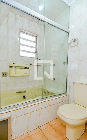 Casa à venda com 230m², 4 quartos e 2 vagasDetalhe banheiro