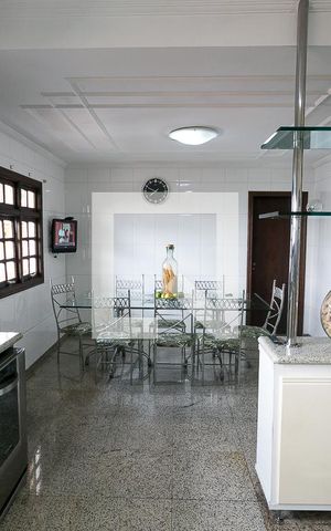 Casa à venda com 540m², 4 quartos e 3 vagas Casa à venda com 540m², 4 quartos e 3 vagasCozinha