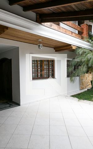 Casa à venda com 540m², 4 quartos e 3 vagas Casa à venda com 540m², 4 quartos e 3 vagasGaragem