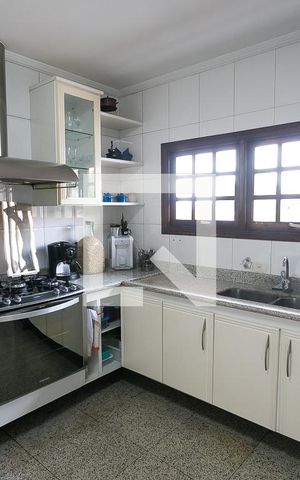 Casa à venda com 540m², 4 quartos e 3 vagas Casa à venda com 540m², 4 quartos e 3 vagasCozinha