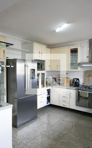 Casa à venda com 540m², 4 quartos e 3 vagas Casa à venda com 540m², 4 quartos e 3 vagasCozinha
