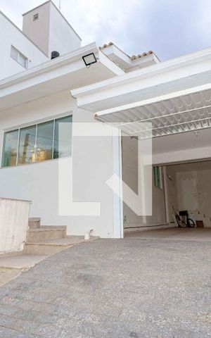 Casa de condomínio para alugar com 300m², 4 quartos e 3 vagas Casa de condomínio para alugar com 300m², 4 quartos e 3 vagasFachada