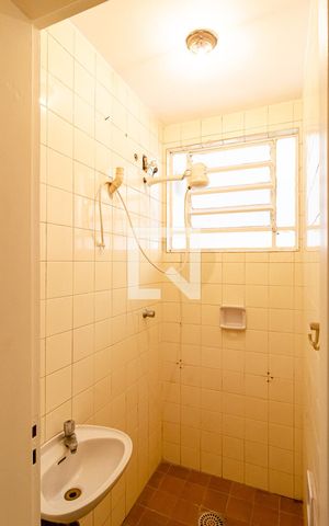 Casa à venda com 325m², 3 quartos e 3 vagas Casa à venda com 325m², 3 quartos e 3 vagasBanheiro de Serviço