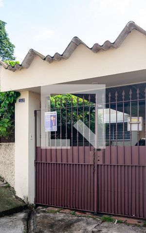 Casa à venda com 325m², 3 quartos e 3 vagas Casa à venda com 325m², 3 quartos e 3 vagasFachada