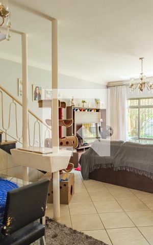 Casa à venda com 240m², 3 quartos e 2 vagas Casa à venda com 240m², 3 quartos e 2 vagasSala