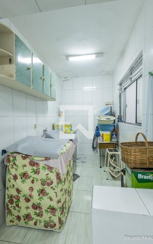 Casa à venda com 200m², 3 quartos e 2 vagas Casa à venda com 200m², 3 quartos e 2 vagasÁrea de Serviço