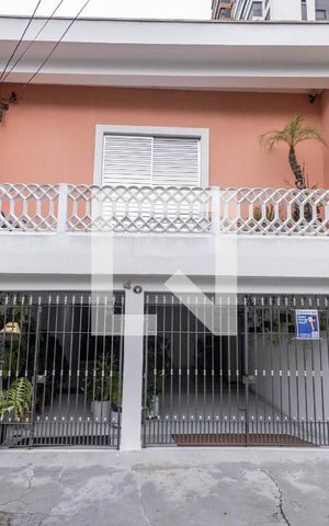Casa à venda com 200m², 3 quartos e 2 vagas Casa à venda com 200m², 3 quartos e 2 vagasFachada