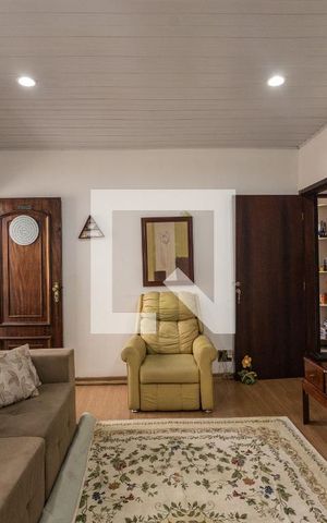 Casa à venda com 200m², 3 quartos e 2 vagas Casa à venda com 200m², 3 quartos e 2 vagasSala