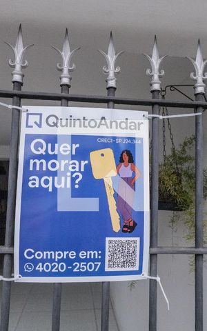 Casa à venda com 200m², 3 quartos e 2 vagas Casa à venda com 200m², 3 quartos e 2 vagasFachada