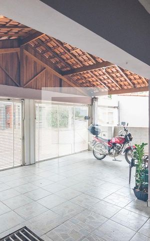 Casa à venda com 250m², 2 quartos e 4 vagas Casa à venda com 250m², 2 quartos e 4 vagasGaragem
